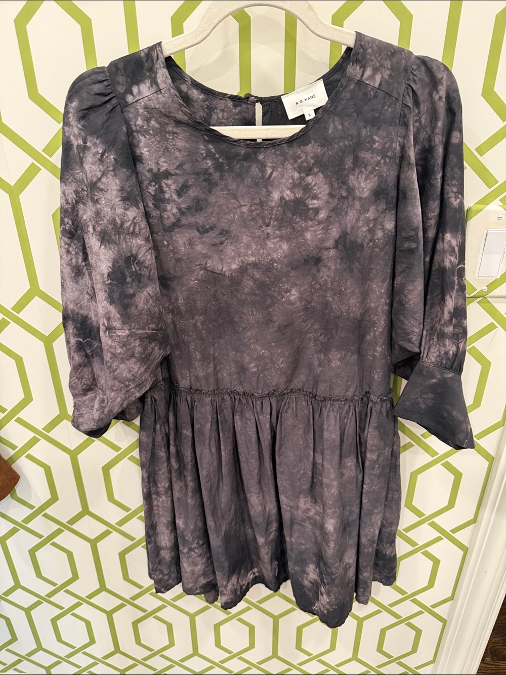 R G Kane Gray Tie-Dye Peplum Blouse‎